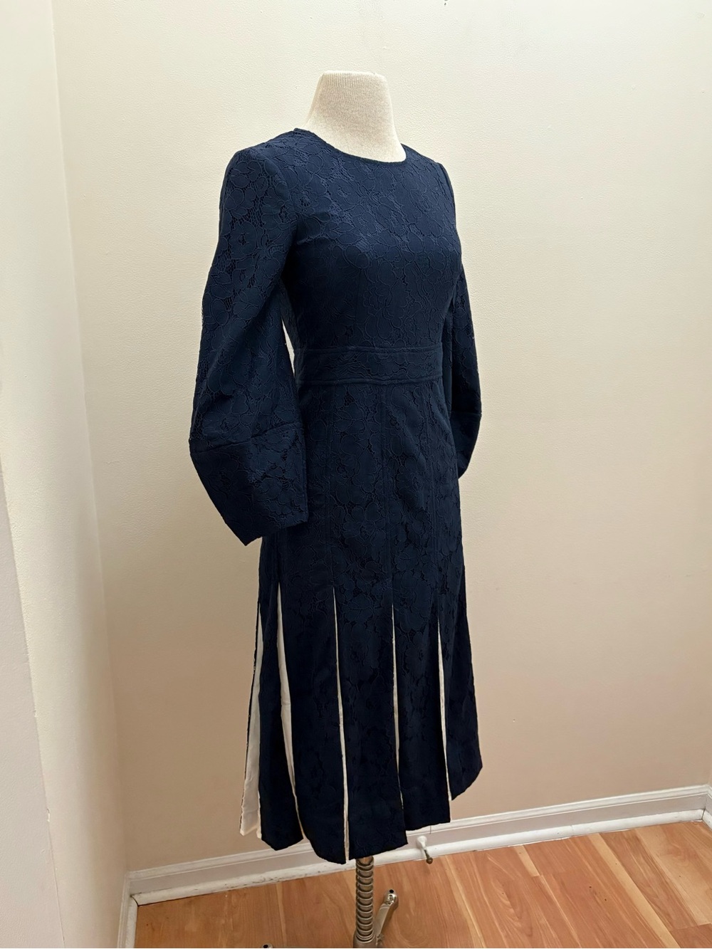Tuckernuck Navy Blue Floral Lace Cristiana Pleated Dress Size XS Cocktail Formal - Picture 5 of 16